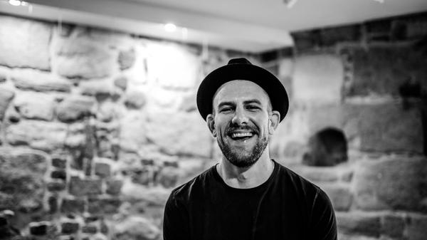 Unter dem Namen Enzian tritt der bayrische Liedermacher Tobi Enzl vors Publikum. Der Teilnehmer bei "The Voice of Germany" singt seine Lieder am Freitag, 26. Juli, auf der Straßenbühne. Beginn: 19 Uhr.