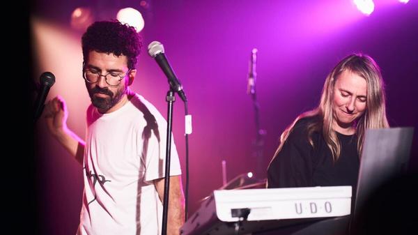 Fanta Panda spannen einen Bogen von Synthie-Pop der 1980er Jahre über Neunziger-Indie bis hin zu 2000er Indietronic. Das fränkisch-hanseatische Duett konzertiert am Freitag, 26. Juli, auf dem Lorenzer Platz. Beginn: 19 Uhr.