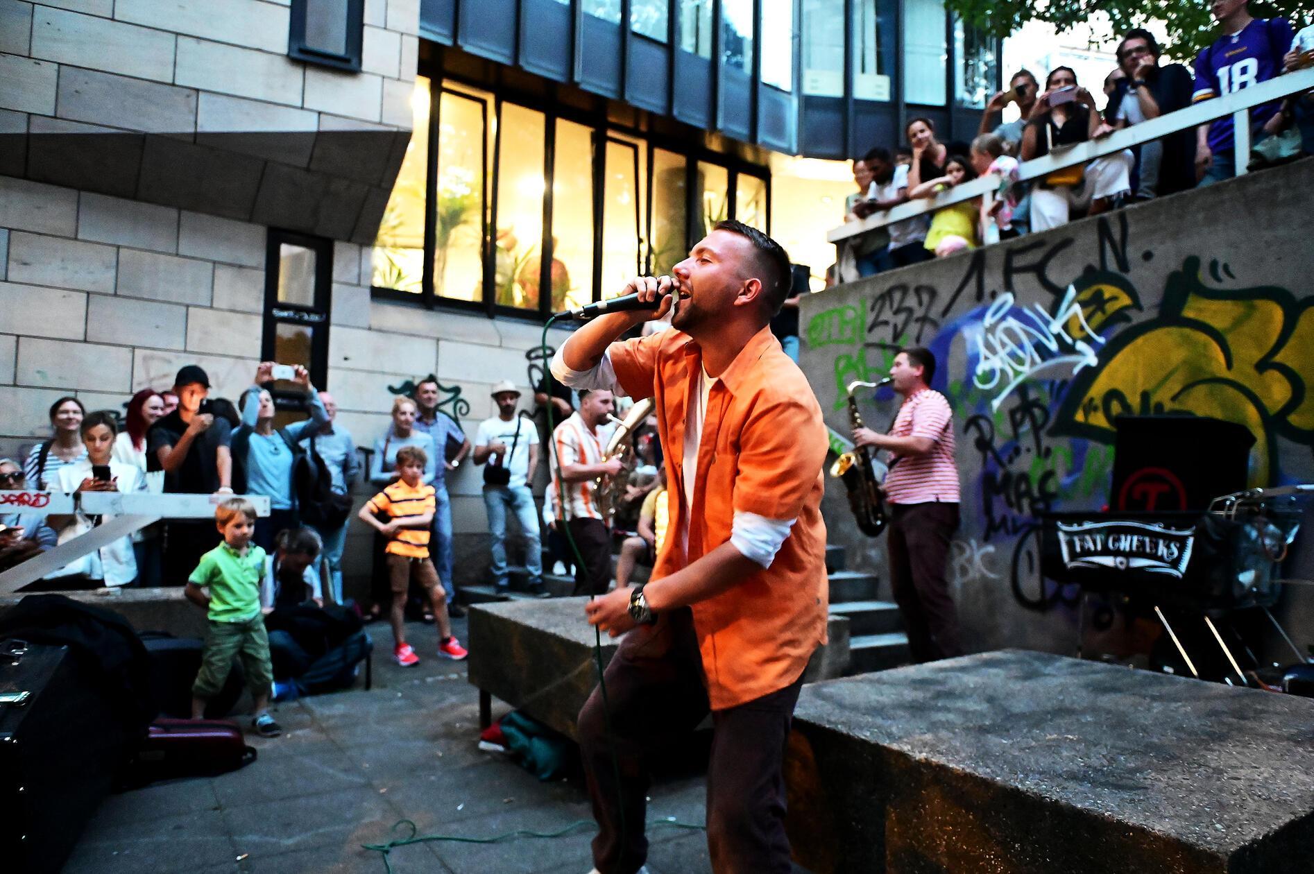 Fat Cheeks entlocken Trompete, Tenorhorn und Co. die verrücktesten Sounds. Die sieben Jungs aus Rheinhessen geben Guerilla-Gigs und Konzerte auf großen Stages. Am Freitag, 26. Juli, bevölkern die Jungs die Straßenbühne. Beginn: 22 Uhr.