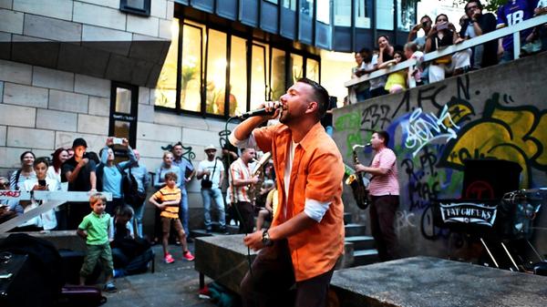 Fat Cheeks entlocken Trompete, Tenorhorn und Co. die verrücktesten Sounds. Die sieben Jungs aus Rheinhessen geben Guerilla-Gigs und Konzerte auf großen Stages. Am Freitag, 26. Juli, bevölkern die Jungs die Straßenbühne. Beginn: 22 Uhr.