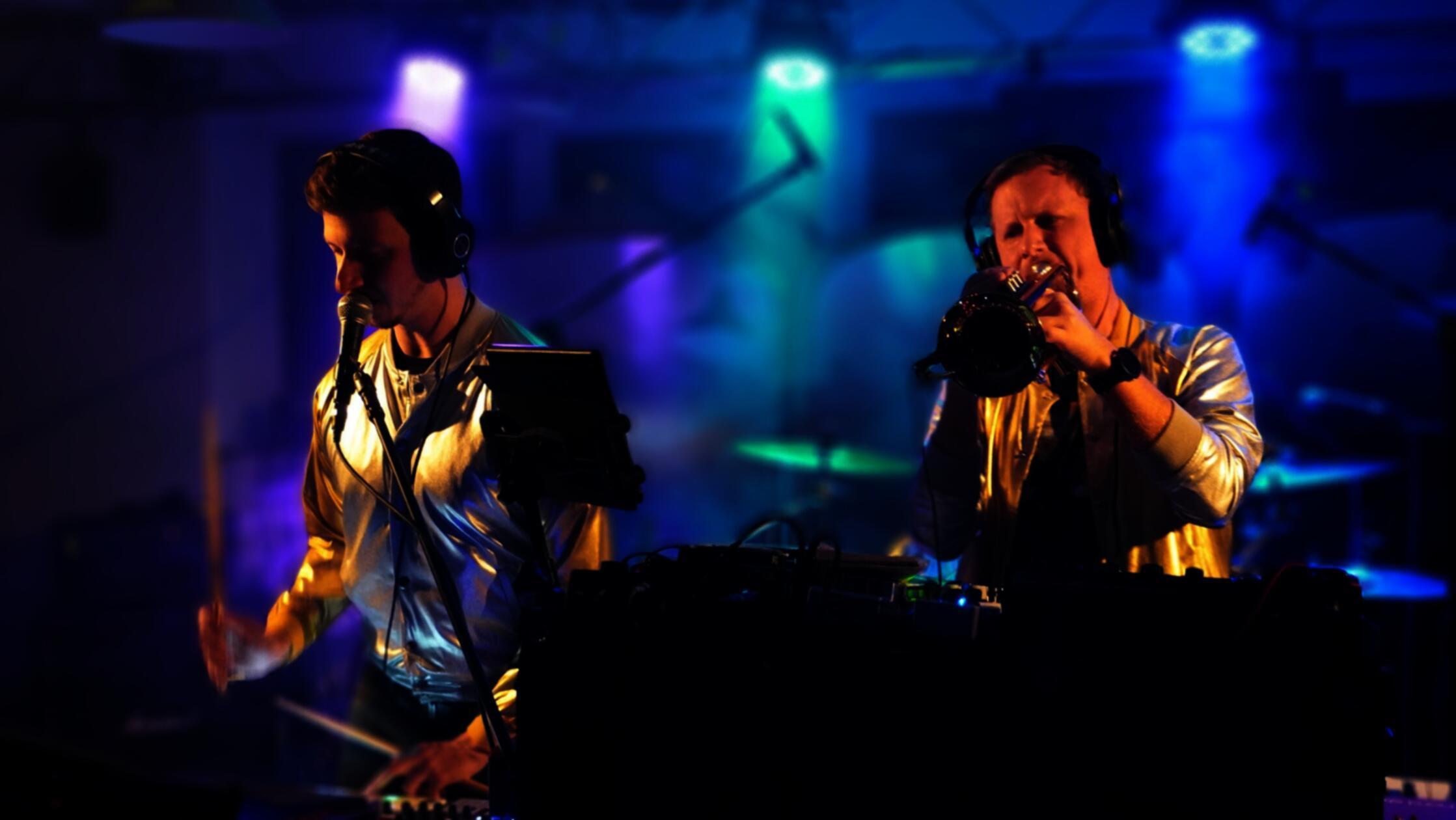 Michael Frenkel und Christian Hüttner stecken hinter dem Projekt Fat like Buddha. Das Duo lässt seit 2016 elektronische Sounds vom Stapel. Am Freitag, 26. Juli, gastiert die Nürnberger Formation auf dem Lorenzer Platz. Beginn: 20.30 Uhr.