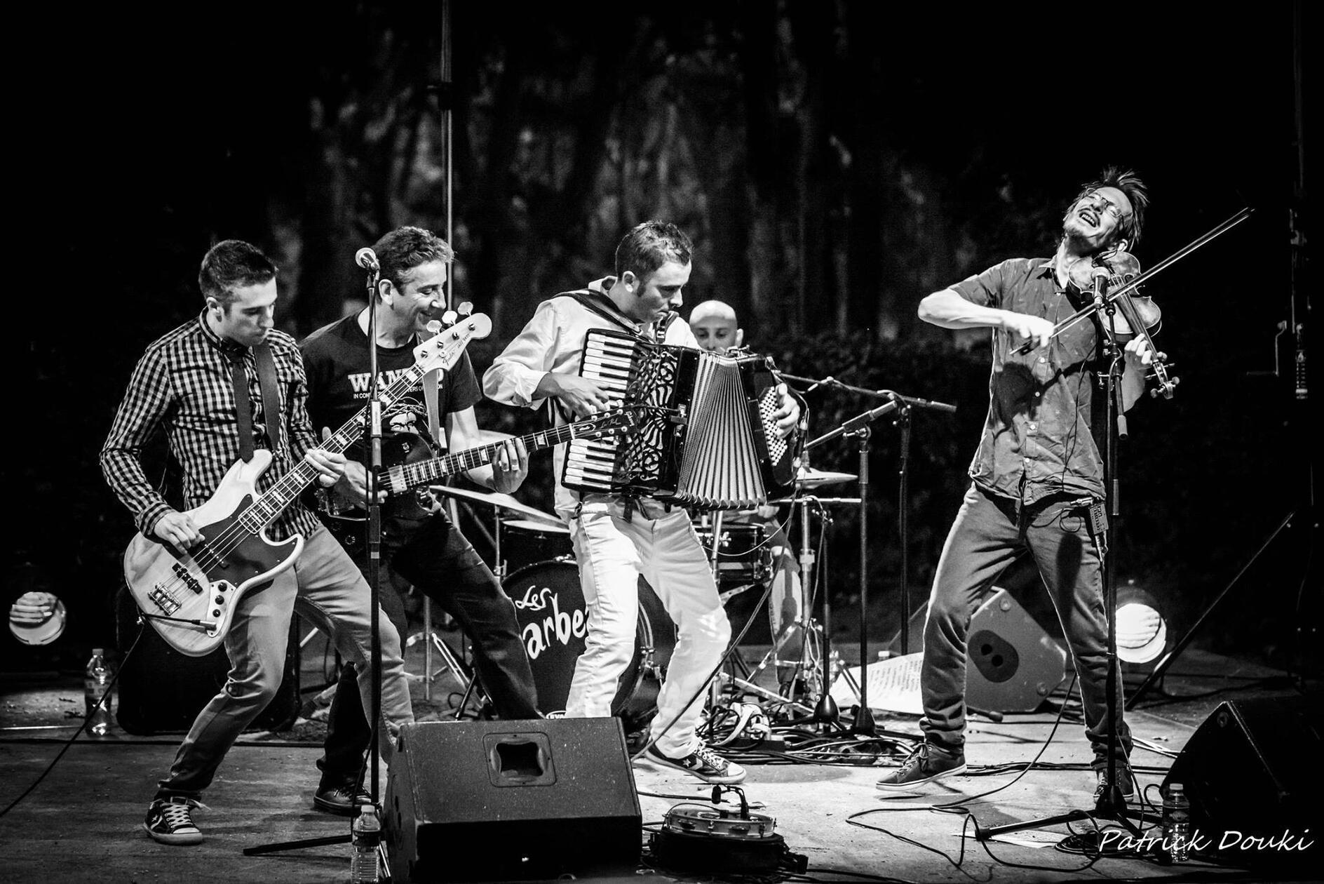 Die französische Band Les Barbeaux hat einen Mix aus Folk-Punk, Cumbia-Melodien und Gypsy auf Lager. Am Freitag, 26. Juli, zeigen die sechs Jungs ihr Können auf dem Trödelmarkt. Beginn: 21.30 Uhr.