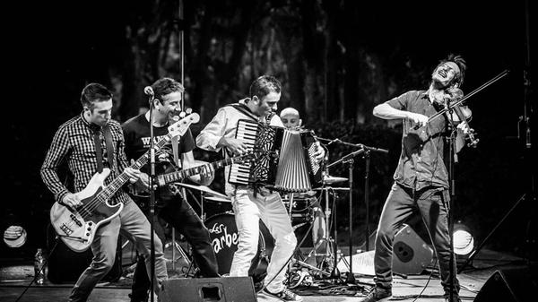 Die französische Band Les Barbeaux hat einen Mix aus Folk-Punk, Cumbia-Melodien und Gypsy auf Lager. Am Freitag, 26. Juli, zeigen die sechs Jungs ihr Können auf dem Trödelmarkt. Beginn: 21.30 Uhr.