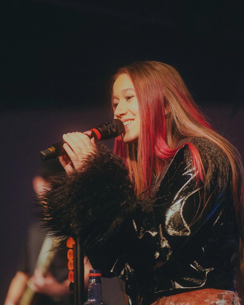 Sarah Hübers ist erst 18 Jahre alt und doch schon ein alter Hase auf der Bühne. Die Songwriterin hat bei "Dein Song" gewonnen, im Tigerentenclub performt und die Musik zu einer ZDF-Doku verfasst. Am Freitag, 26. Juli, bespielt Sarah Hübers die Straßenbühne. Beginn: 21 Uhr.