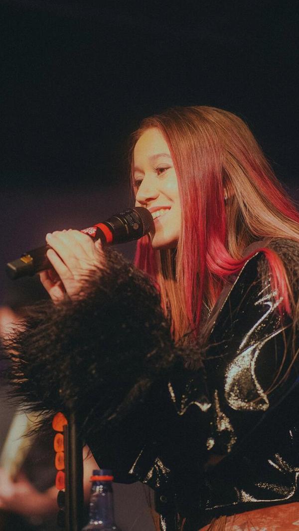 Sarah Hübers ist erst 18 Jahre alt und doch schon ein alter Hase auf der Bühne. Die Songwriterin hat bei "Dein Song" gewonnen, im Tigerentenclub performt und die Musik zu einer ZDF-Doku verfasst. Am Freitag, 26. Juli, bespielt Sarah Hübers die Straßenbühne. Beginn: 21 Uhr.