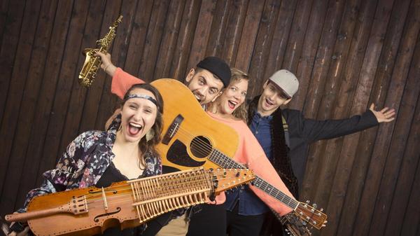 Folk My Life! machen internationale Folkmusik. Am Sonntag, 28. Juli, gastiert die Band am Trödelmarkt. Beginn: 20 Uhr.