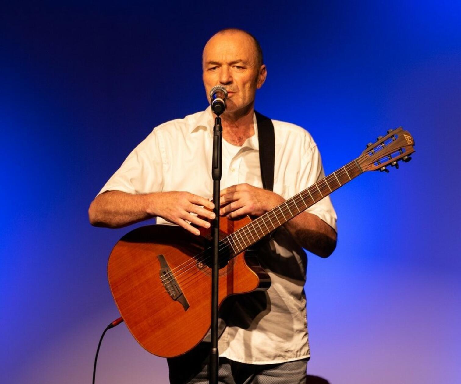 Aus der Schweiz reist Liedermacher Klaus Estermann nach Nürnberg. Der Barde mit der Gitarre singt über alle möglichen Dinge und hat zu Beginn seiner Laufbahn auf Poetry Slams performt. Der Schweizer steht am Sonntag, 28. Juli, auf der Straßenbühne. Beginn: 14 Uhr.