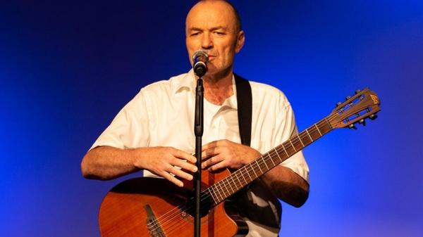 Aus der Schweiz reist Liedermacher Klaus Estermann nach Nürnberg. Der Barde mit der Gitarre singt über alle möglichen Dinge und hat zu Beginn seiner Laufbahn auf Poetry Slams performt. Der Schweizer steht am Sonntag, 28. Juli, auf der Straßenbühne. Beginn: 14 Uhr.