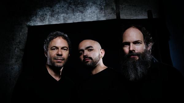 Le Cri Du Caire, zu Deutsch Der Schrei aus Kairo, sind eine Band, in der Cello, Saxophon und die markante Stimme eines Dichters zum Einsatz kommen. Die Gruppe tritt am Sonntag, 28. Juli, in St. Katharina auf. Start: 16.15 Uhr.