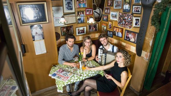 NouWell Cousines fertigen einen Mix aus Volksliedern, Jazz, Klassik und Balkan-Sound an. Am Sonntag, 28. Juli, kann man ihre Lieder am Sebalder Platz genießen. Beginn: 20.30 Uhr.