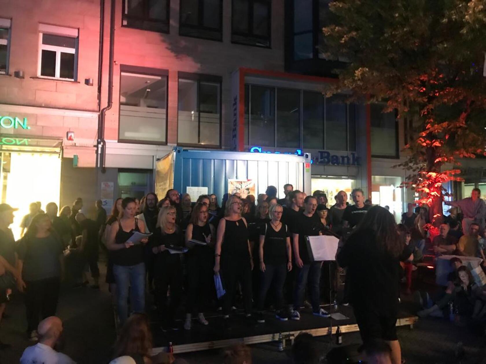 Stimmengewitter ist ein Chor, der Songs von AC/DC, Metallica und Linkin Park neu interpretiert. Am Sonntag, 28. Juli, singt die Formation auf der Straßenbühne. Beginn: 15 Uhr.