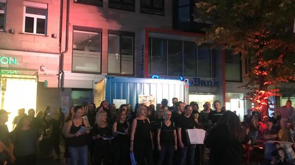 Stimmengewitter ist ein Chor, der Songs von AC/DC, Metallica und Linkin Park neu interpretiert. Am Sonntag, 28. Juli, singt die Formation auf der Straßenbühne. Beginn: 15 Uhr.