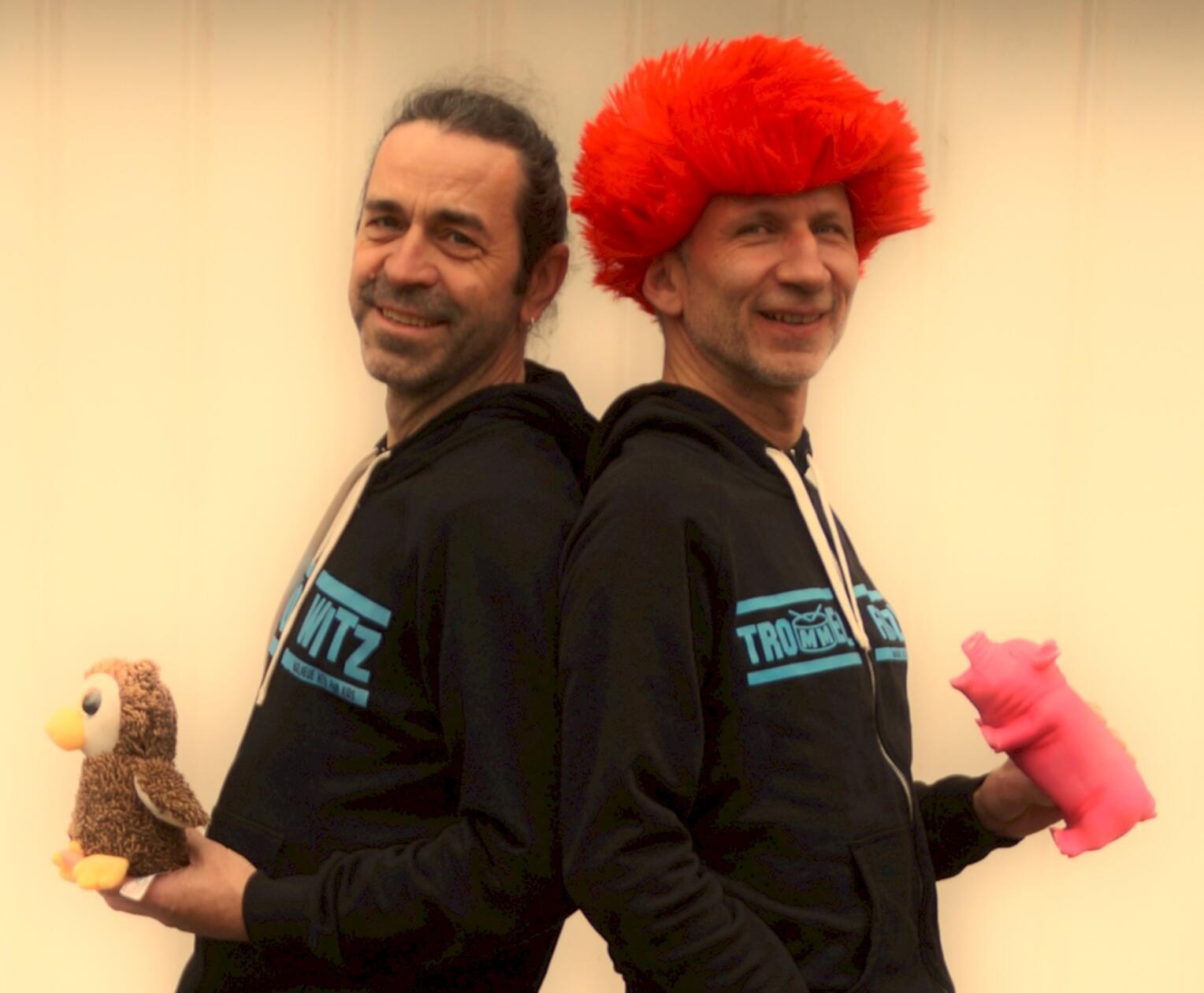 Tonowitz und Trommelfritz sorgen am Sonntag, 28. Juli, für Stimmung auf der Straßenbühne. Ab 17 Uhr laden die beiden zum Kinderlied- und Mitmachkonzert.