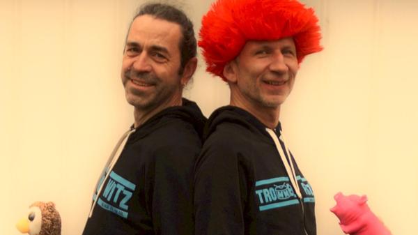 Tonowitz und Trommelfritz sorgen am Sonntag, 28. Juli, für Stimmung auf der Straßenbühne. Ab 17 Uhr laden die beiden zum Kinderlied- und Mitmachkonzert.