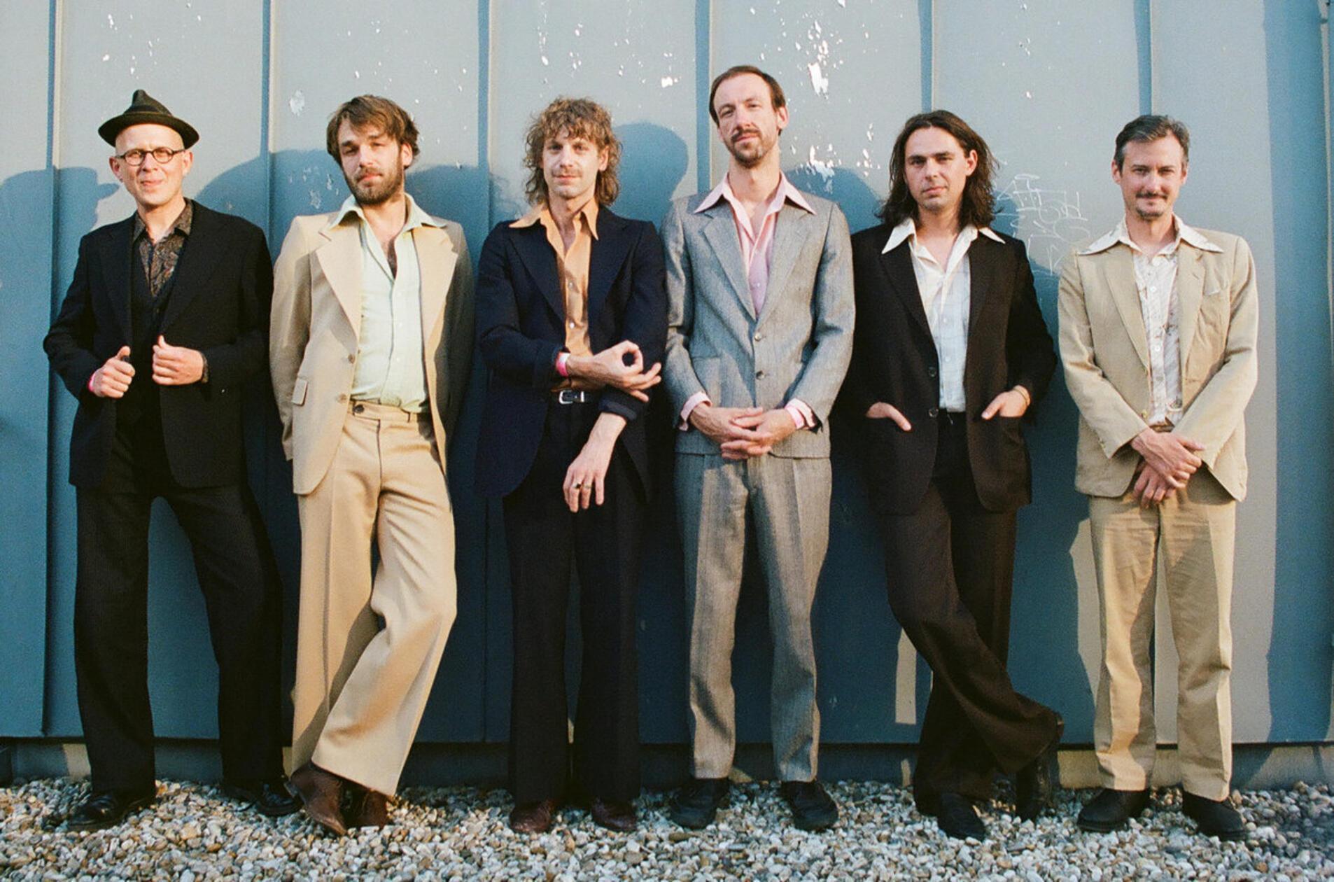 Voodoo Jürgens ist ein Wiener Original, das wunderbare Musik schreibt. Am Sonntag, 28. Juli, kommt der Herr mit dem Vokuhila aufs Bardentreffen. Voodoo Jürgens spielt um 21.30 Uhr auf der Insel Schütt.