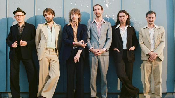 Voodoo Jürgens ist ein Wiener Original, das wunderbare Musik schreibt. Am Sonntag, 28. Juli, kommt der Herr mit dem Vokuhila aufs Bardentreffen. Voodoo Jürgens spielt um 21.30 Uhr auf der Insel Schütt.