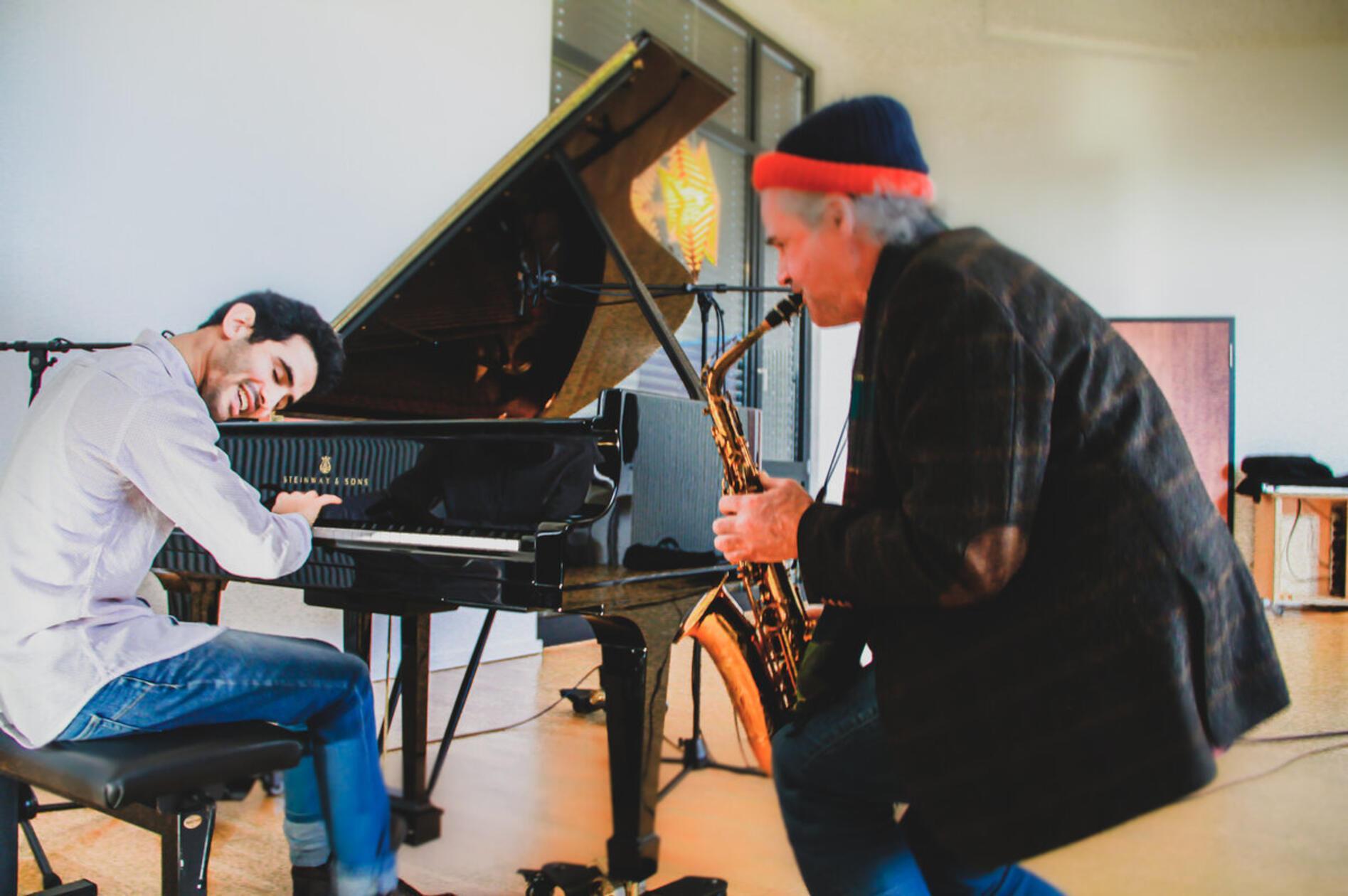 Klassik und Jazz, orientalische Musik und westliche Töne bietet der syrische Pianist Aeham Ahmad dem Publikum. Das musikalische Crossover servieren Ahmad und seine Kollegen am Samstag, 27. Juli, in St. Katharina. Beginn: 16.15 Uhr.