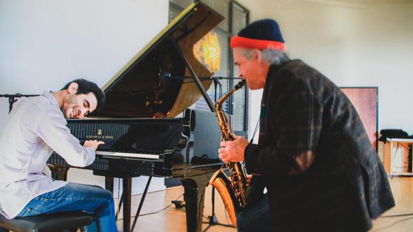 Klassik und Jazz, orientalische Musik und westliche Töne bietet der syrische Pianist Aeham Ahmad dem Publikum. Das musikalische Crossover servieren Ahmad und seine Kollegen am Samstag, 27. Juli, in St. Katharina. Beginn: 16.15 Uhr.