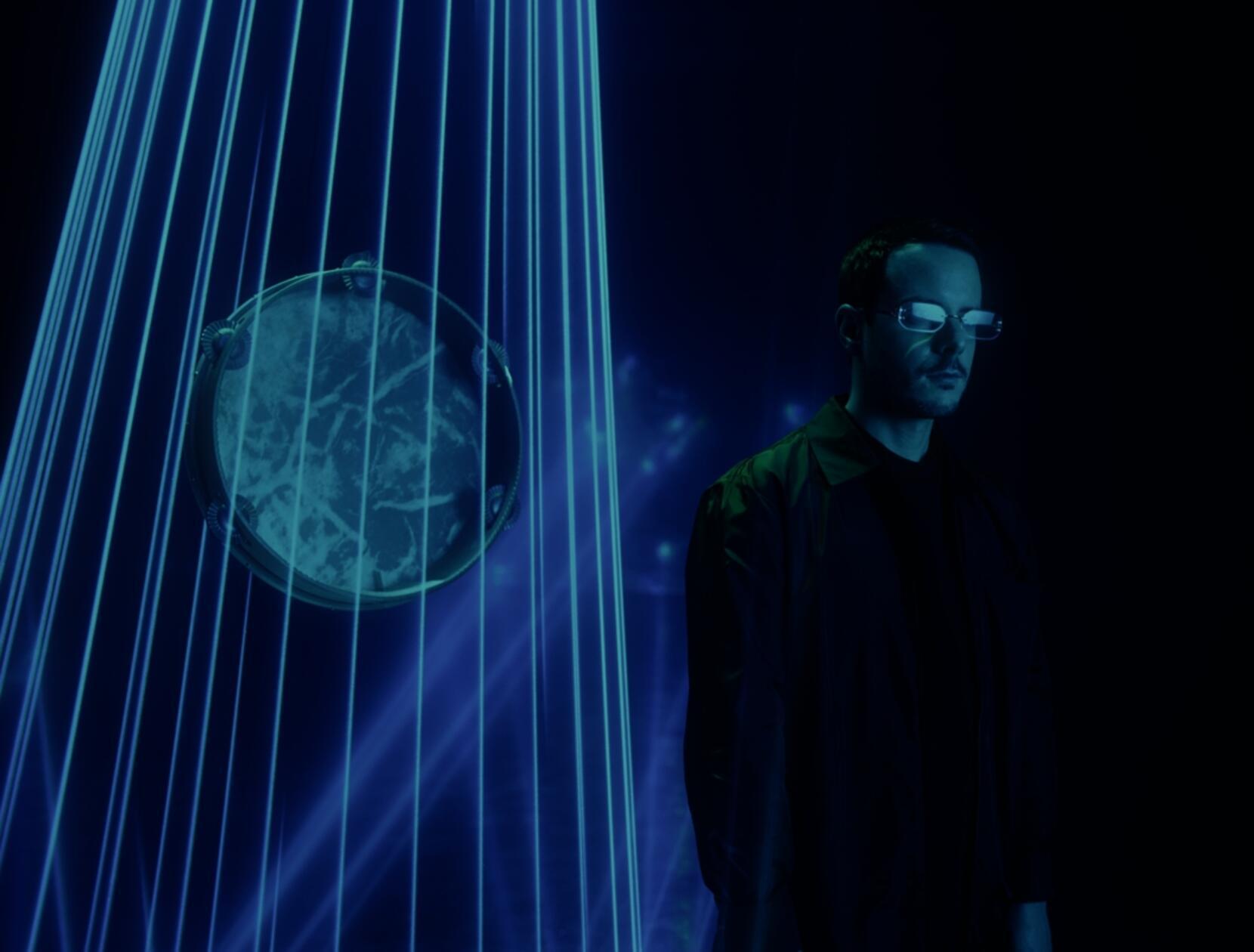 Der spanische Künstler Baiuca tischt dem Publikum eine von Live-Gesang, Videokunst und Perkussion begleitete Folk-Tronic-Show auf. Am Samstag, 27. Juli, zeigt Baiuca sein Können auf dem Hauptmarkt. Beginn: 21.30 Uhr.