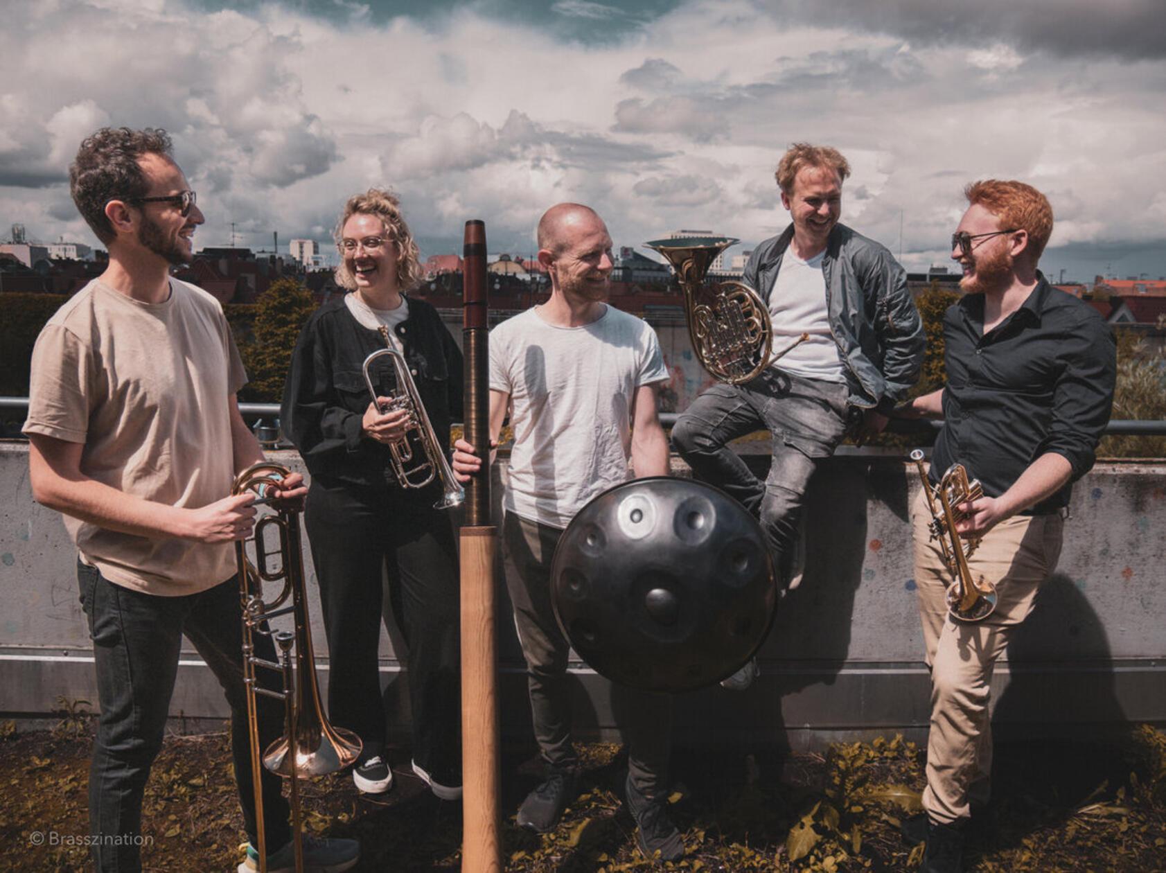 Bei Brasszination feat. Didschmusic verschmelzen Blechblasinstrumente mit australischen Didgeridoos. Die fünf Mitglieder der Band treten am Samstag, 27. Juli, auf der Straßenbühne auf. Start: 17 Uhr.