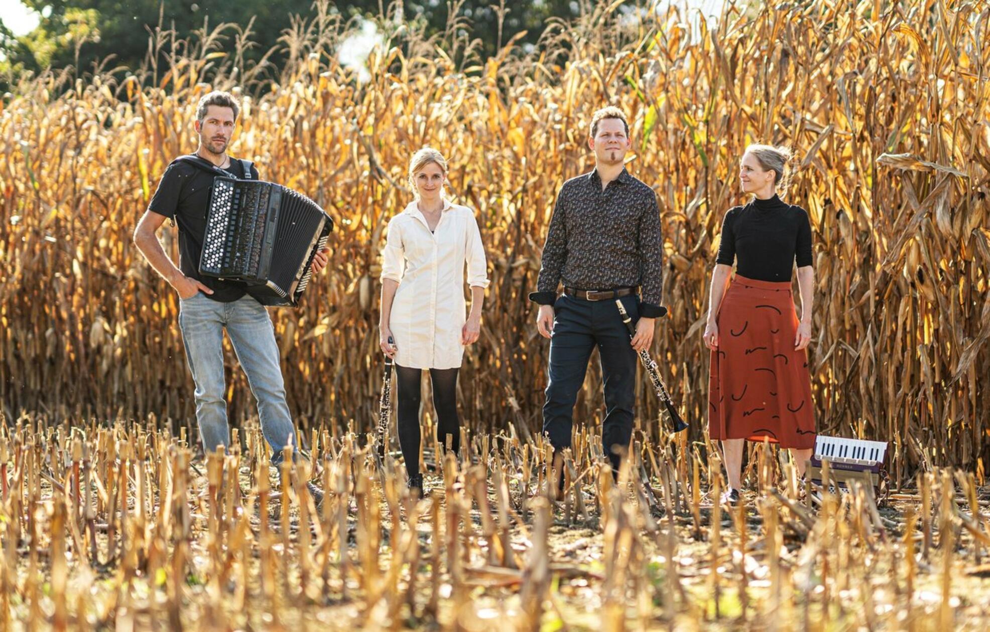 Klakradl lautet der Name der Zusammenarbeit zweier Duos aus Österreich. Auf der einen Seite das Jazz-Ensemble Klak, auf der anderen Musikerinnen des Musik-Kabarett-Duos RaDeschnig. Gemeinsam sind sie am Samstag, 27. Juli, im Kreuzigungshof im Einsatz. Beginn: 16.30 Uhr.