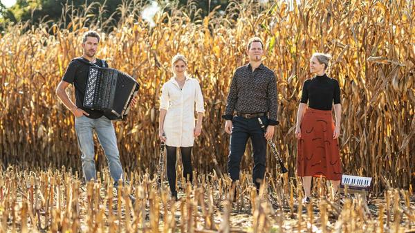 Klakradl lautet der Name der Zusammenarbeit zweier Duos aus Österreich. Auf der einen Seite das Jazz-Ensemble Klak, auf der anderen Musikerinnen des Musik-Kabarett-Duos RaDeschnig. Gemeinsam sind sie am Samstag, 27. Juli, im Kreuzigungshof im Einsatz. Beginn: 16.30 Uhr.