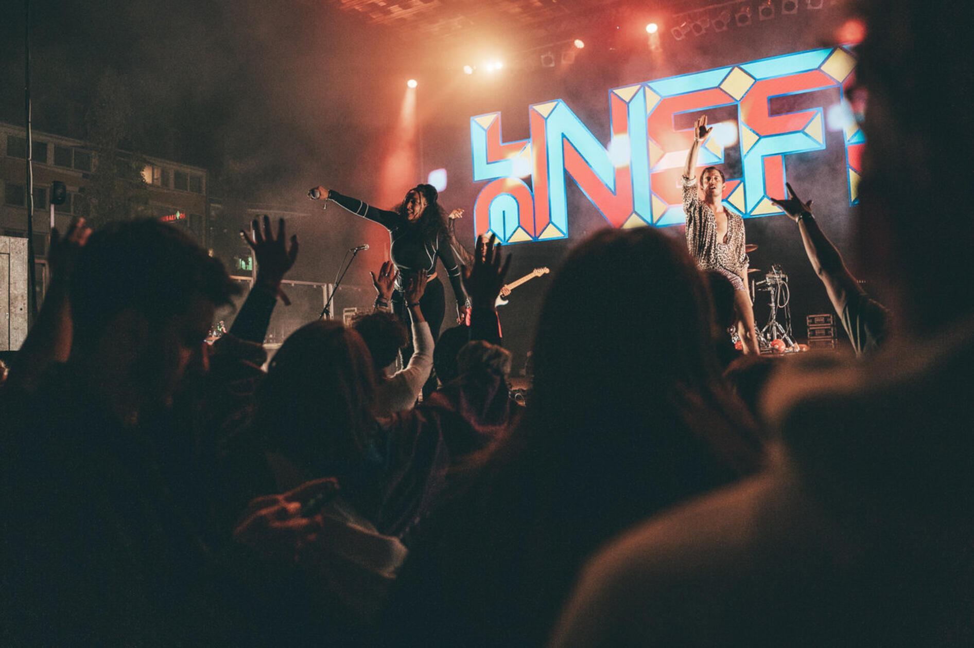 La Nefera greift am Samstag, 27. Juli, ins Geschehen des Bardentreffens ein. Musikalisch gesehen ist die Schweizerin im Rap und HipHop zu Hause. La Nefera performt um 21.30 Uhr am Trödelmarkt.