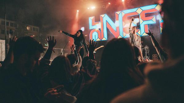 La Nefera greift am Samstag, 27. Juli, ins Geschehen des Bardentreffens ein. Musikalisch gesehen ist die Schweizerin im Rap und HipHop zu Hause. La Nefera performt um 21.30 Uhr am Trödelmarkt.