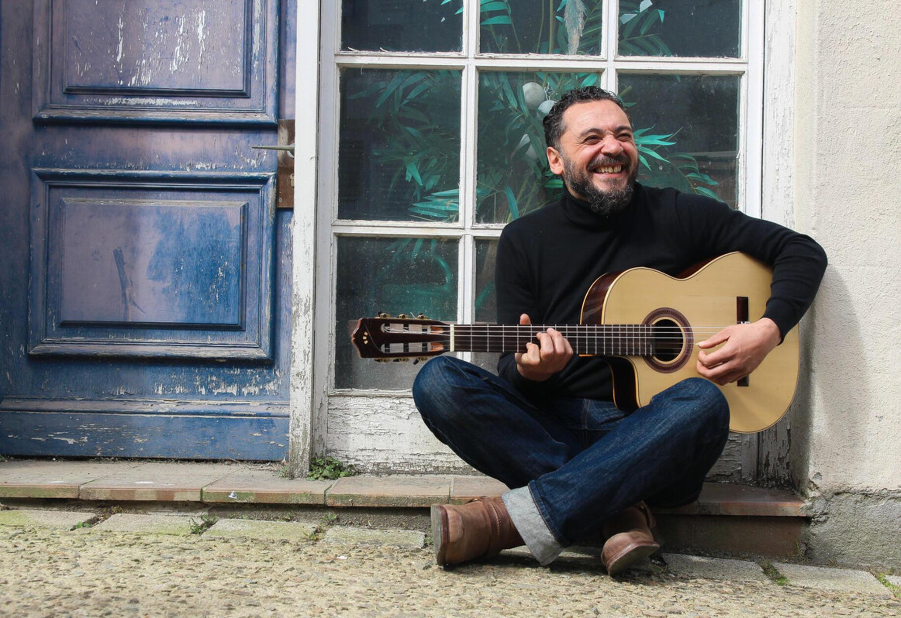 Labess ist ein Künstler mit algerischen Wurzeln. Zusammen mit seiner Band verbindet er nordafrikanische Musik mit Flamenco. Am Samstag, 27. Juli, tritt die Kapelle auf dem Hauptmarkt auf. Beginn: 16.30 Uhr.