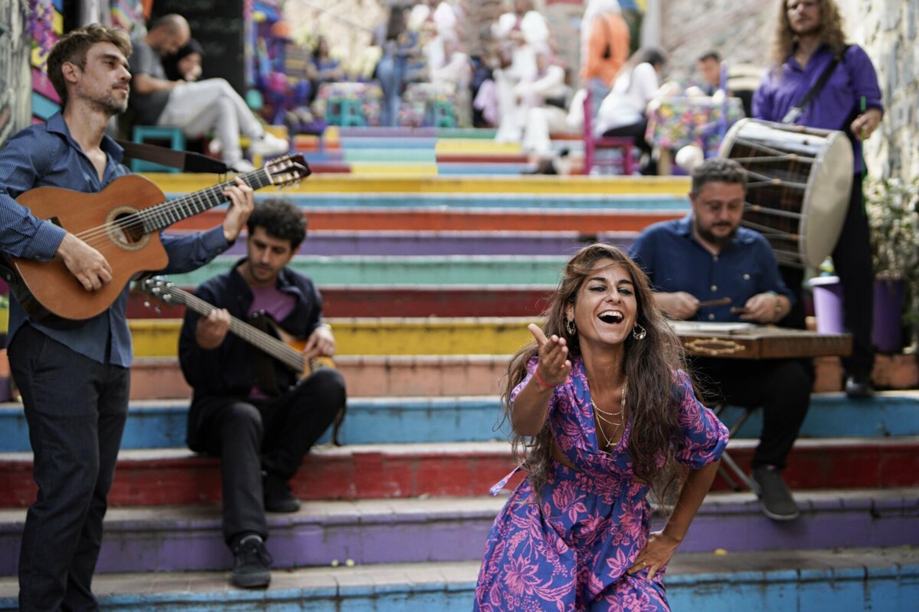 Light in Babylon sind in Istanbul zu Hause. In den Liedern der Band treffen türkische Volksmusik, iranische Klänge und sephardische Melodien aufeinander - ganz friedlich. Am Samstag, 27. Juli, konzertiert die Truppe in St. Katharina. Beginn: 21.15 Uhr.