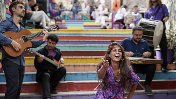 Light in Babylon sind in Istanbul zu Hause. In den Liedern der Band treffen türkische Volksmusik, iranische Klänge und sephardische Melodien aufeinander - ganz friedlich. Am Samstag, 27. Juli, konzertiert die Truppe in St. Katharina. Beginn: 21.15 Uhr.