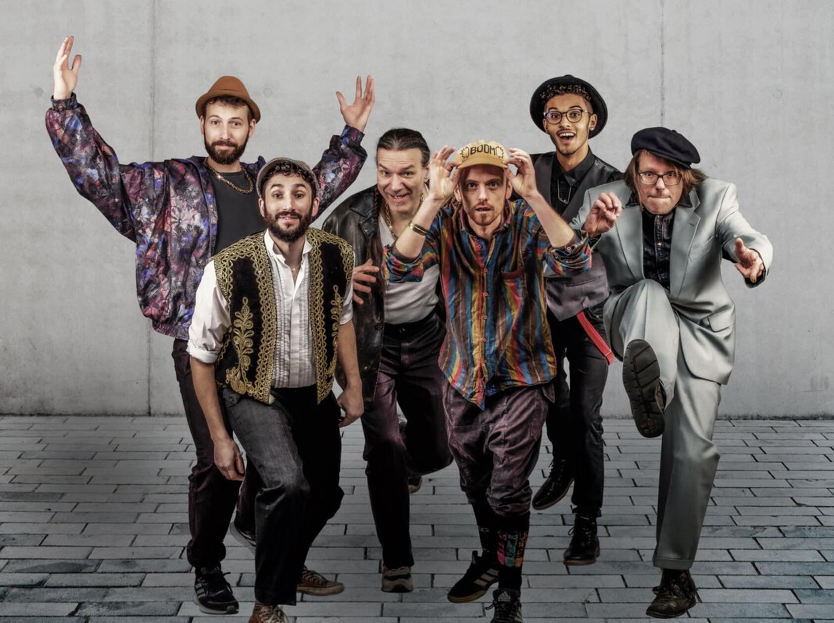 Bei Malaka Hostel gibt's einen Mix aus Balkan Beats, Polka und Latino Grooves. Am Samstag, 27. Juli, performt die Gruppe aus dem Schwarzwald auf der Insel Schütt. Start: 17.30 Uhr.