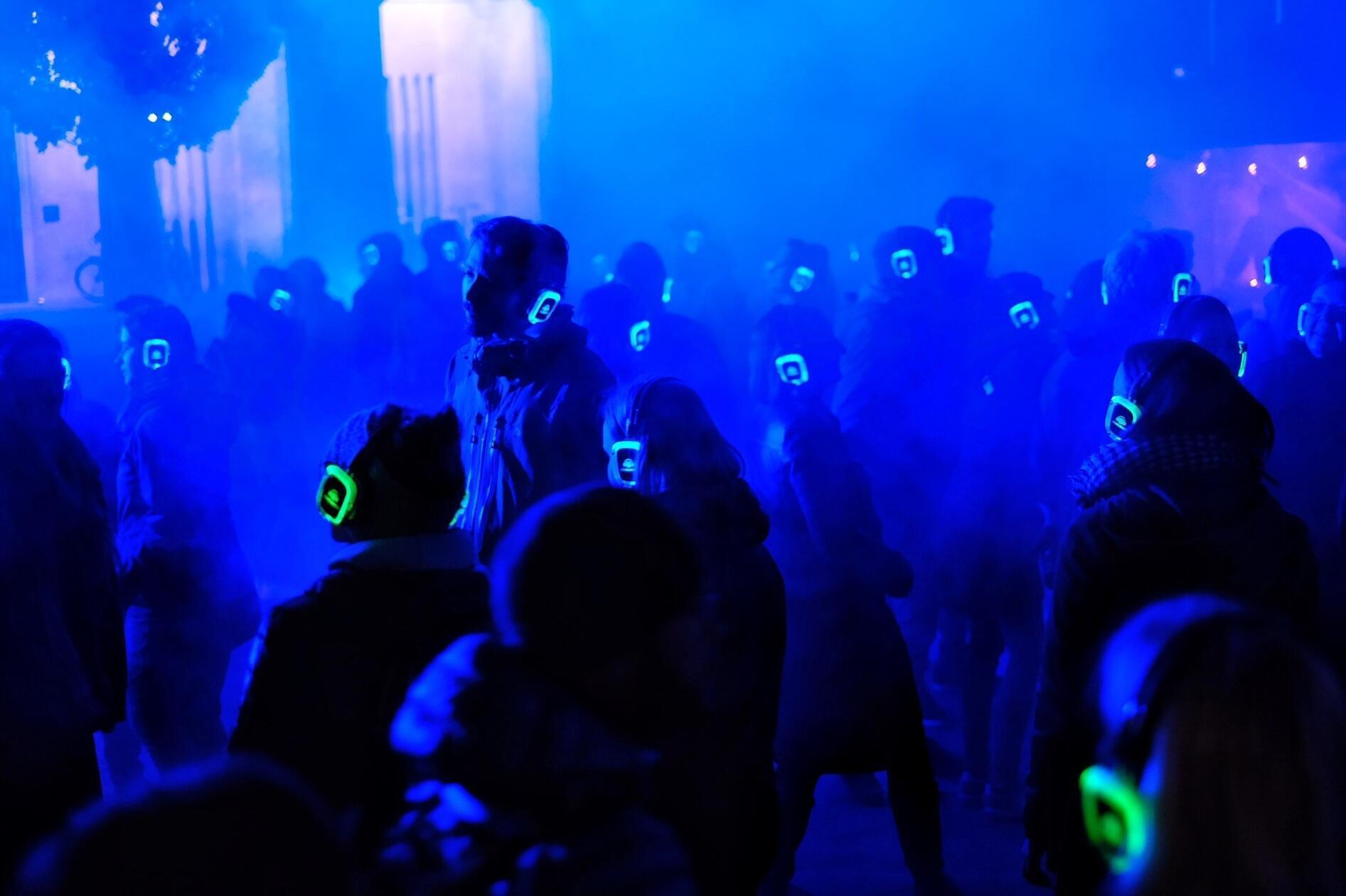 Auch am Samstag, 27. Juli, gibt's eine Silent Disco auf der Insel Schütt. Einfach Kopfhörer auf und Kanal auswählen. Beginn: 23 Uhr.