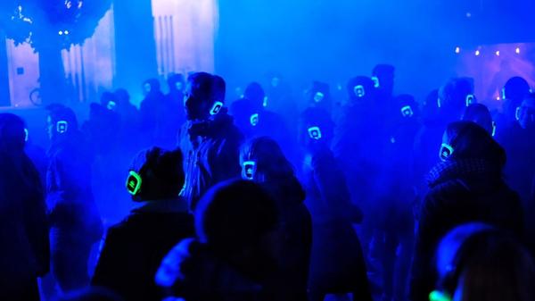 Auch am Samstag, 27. Juli, gibt's eine Silent Disco auf der Insel Schütt. Einfach Kopfhörer auf und Kanal auswählen. Beginn: 23 Uhr.