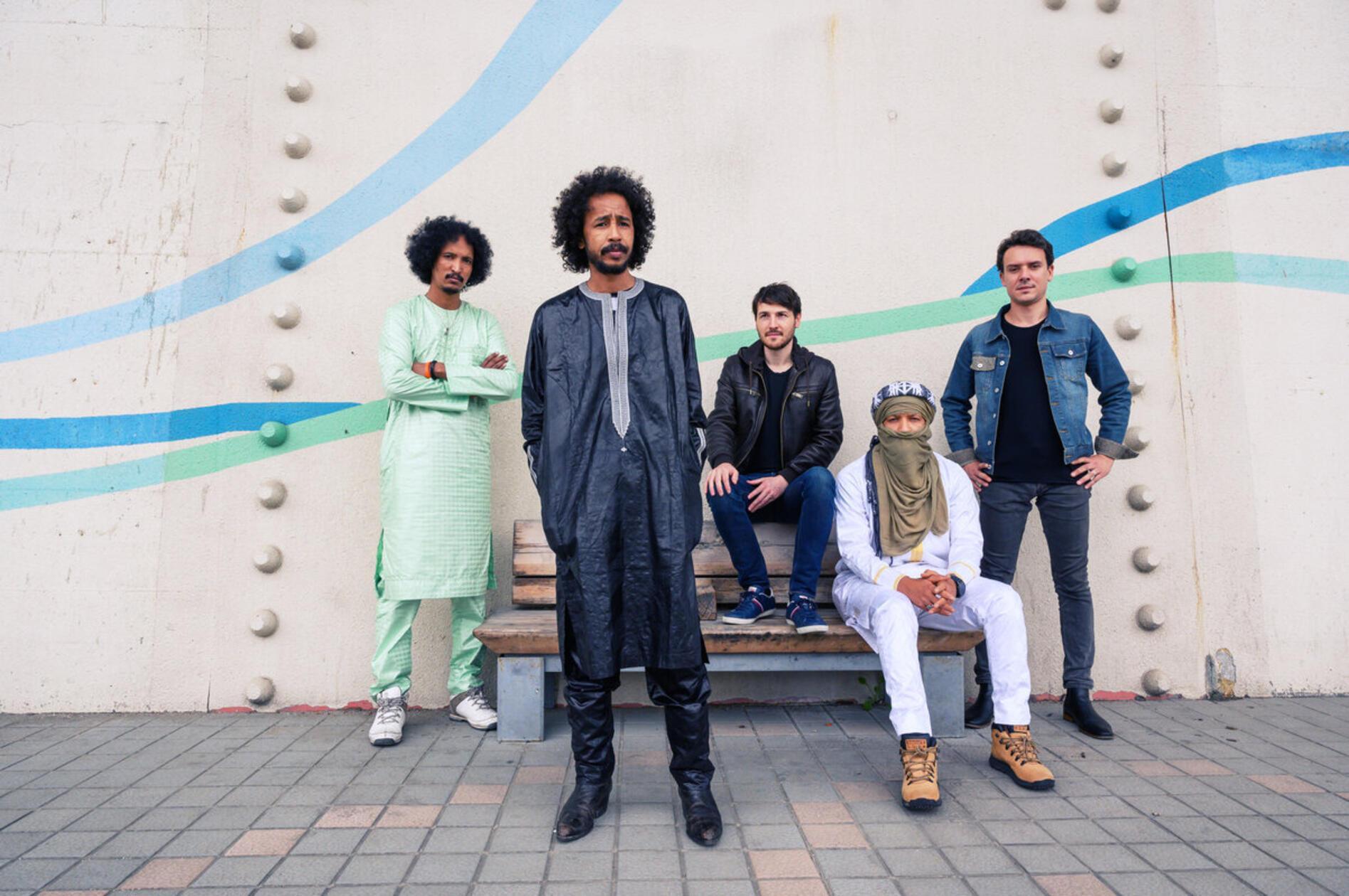 Die Gruppe Tamikrest lässt die Sounds des Wüstenvolks der Tuareg mit Rock, Dub, Blues und Psychedelia verschmelzen. Am Samstag, 27. Juli, spielt die Combo auf der Insel Schütt. Beginn: 19.30 Uhr.