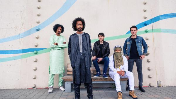 Die Gruppe Tamikrest lässt die Sounds des Wüstenvolks der Tuareg mit Rock, Dub, Blues und Psychedelia verschmelzen. Am Samstag, 27. Juli, spielt die Combo auf der Insel Schütt. Beginn: 19.30 Uhr.
