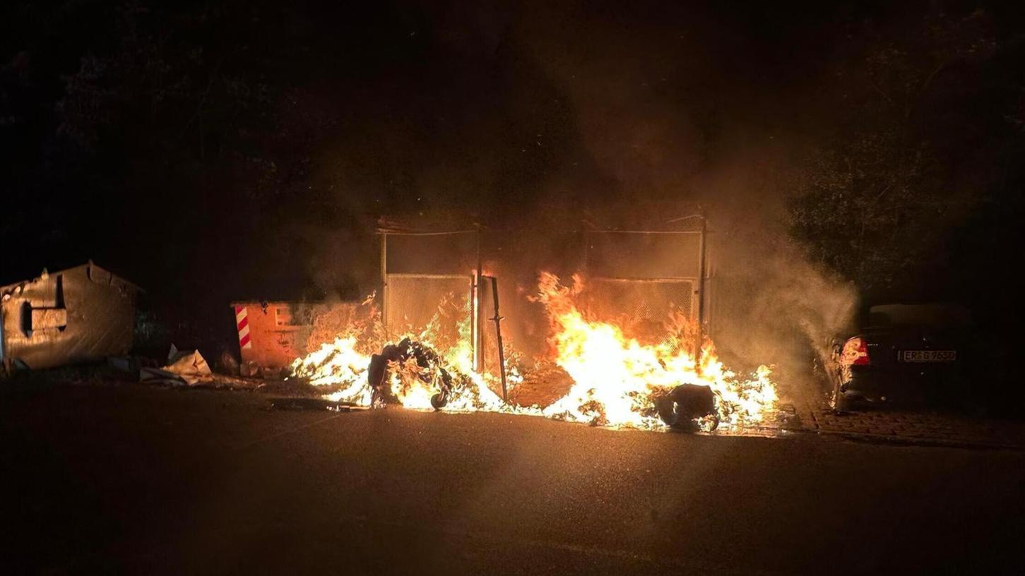 In Erlangen Bruck ist in der Nacht zum Donnerstag ein Verschlag mit Mülltonnen abgebrannt. Doch das war nicht alles. In Erlangen Bruck ist in der Nacht zum Donnerstag ein Verschlag mit Mülltonnen abgebrannt. Doch das war nicht alles.