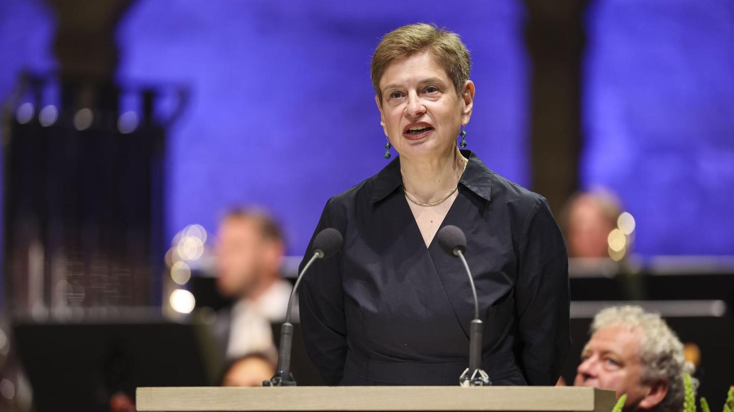 Die Politik-Expertin aus prominenter Sowjet-Familie hielt die Festrede der Salzburger Festspiele. Die Politik-Expertin aus prominenter Sowjet-Familie hielt die Festrede der Salzburger Festspiele.