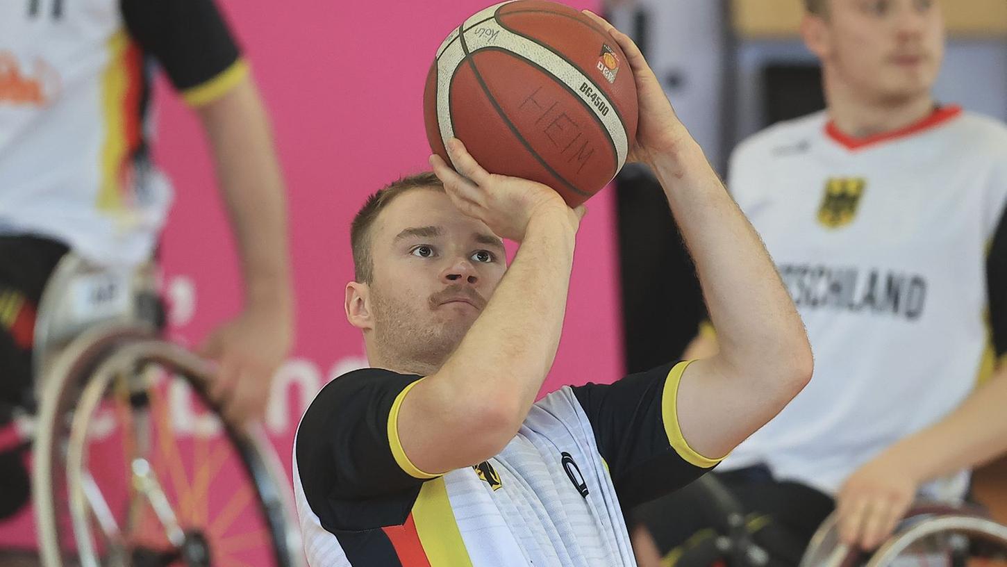 Lukas Gloßner kann demnächst in Paris mit dem Basketball Maß nehmen. Lukas Gloßner kann demnächst in Paris mit dem Basketball Maß nehmen.