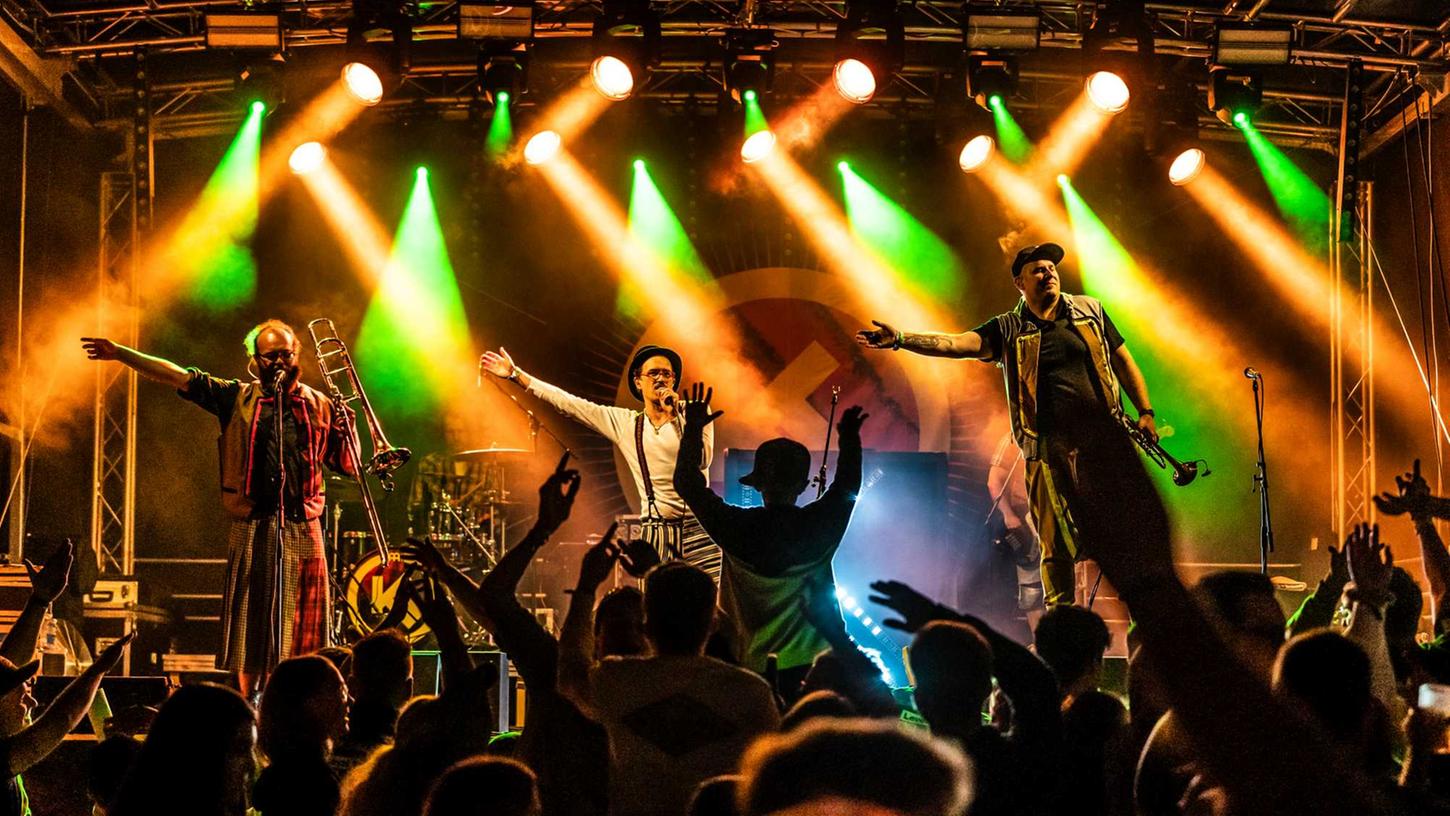 Kellerkommando als Headliner: Für das erste Orange-Night-Festival in Pappenheim hat die Evangelische Landjugend die Bamberger Kult-Band gebucht, die einen frischen Mix aus fränkischer Volksmusik, Rap und Ska spielt und etwa auch schon beim Gänsbauchfestla in Nennslingen begeisterte. Kellerkommando als Headliner: Für das erste Orange-Night-Festival in Pappenheim hat die Evangelische Landjugend die Bamberger Kult-Band gebucht, die einen frischen Mix aus fränkischer Volksmusik, Rap und Ska spielt und etwa auch schon beim Gänsbauchfestla in Nennslingen begeisterte.