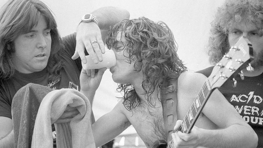 1979 heizten die australischen Heavy-Rocker an einem heißen Spätsommertag vor dem Top-Act The Who am Zeppelinfeld ein. 1979 heizten die australischen Heavy-Rocker an einem heißen Spätsommertag vor dem Top-Act The Who am Zeppelinfeld ein.