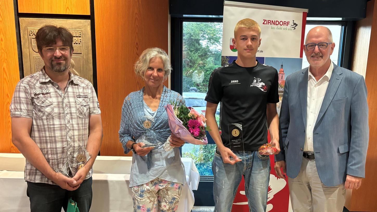 Sie wurden gefeiert: Zirndorfs Bürgermeister Thomas Zwingel (re.) mit den Sportlern des Jahres Christian Dreßel (v. li.), Marion Sünkel und Antonio Felker. Sie wurden gefeiert: Zirndorfs Bürgermeister Thomas Zwingel (re.) mit den Sportlern des Jahres Christian Dreßel (v. li.), Marion Sünkel und Antonio Felker.
