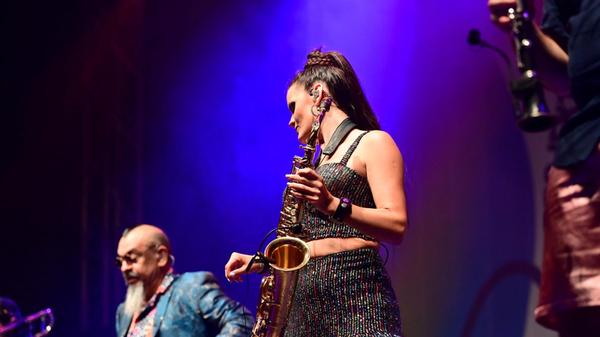 Schwungvoller Auftakt zum Bardentreffen. LA Delio Valdez auf dem Hauptmarkt.