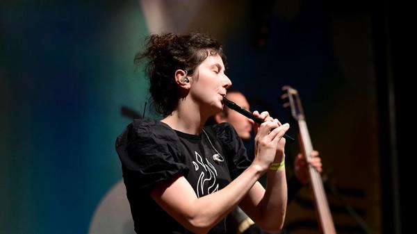 Schwungvoller Auftakt zum Bardentreffen. DIvanhana auf dem Sebalder Platz.