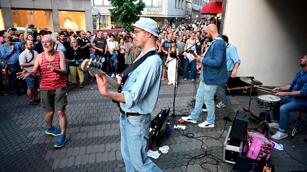 Schwungvoller Auftakt zum Bardentreffen. Disco dolfins.