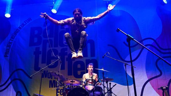 Schwungvoller Auftakt zum Bardentreffen. Anna RF auf der Insel Schütt.