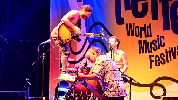 Schwungvoller Auftakt zum Bardentreffen. Anna RF auf der Insel Schütt.