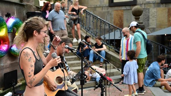 Schwungvoller Auftakt zum Bardentreffen. Nobutthefrog. Jacqueline und ihr Vater Günther Goller