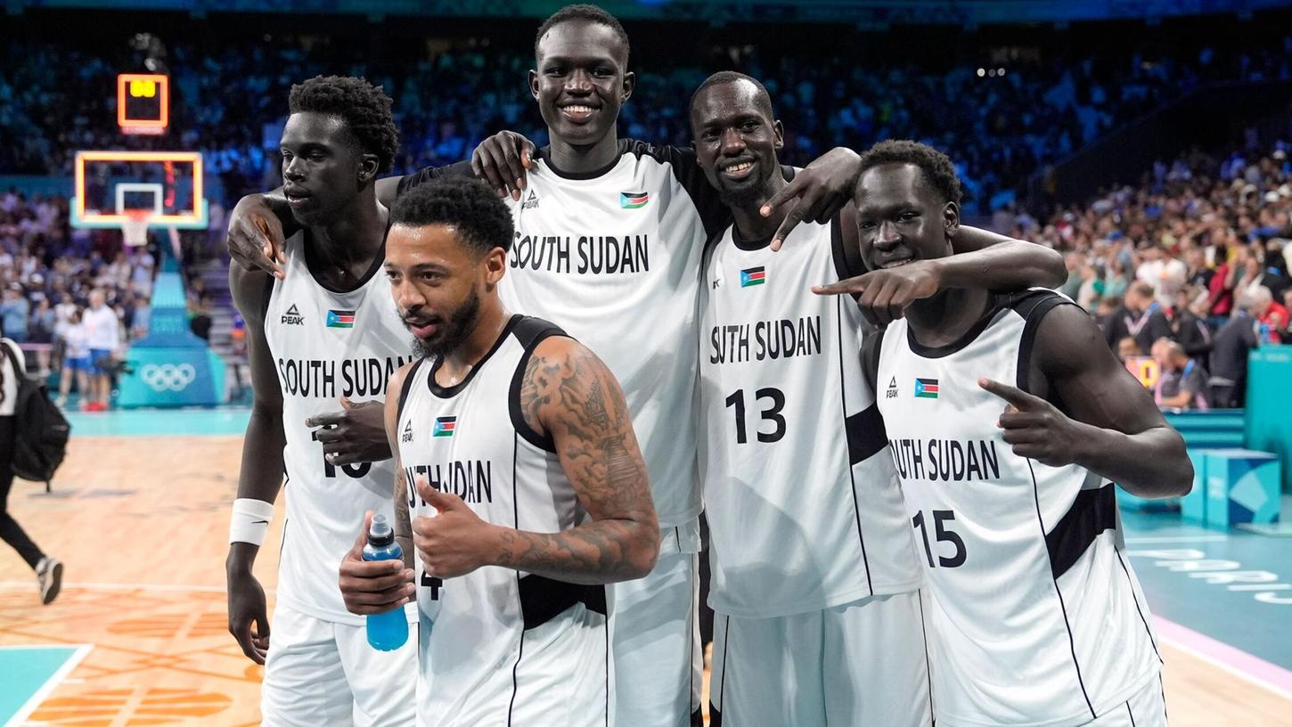 Die Basketballer aus dem Südsudan freuen sich über ihren Premierensieg. Die Basketballer aus dem Südsudan freuen sich über ihren Premierensieg.