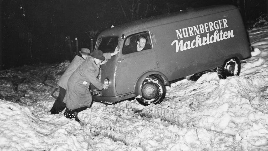 Wind und Wetter können bisweilen einer zuverlässigen Zeitungslieferung im Weg stehen. Dieses leidige Problem ist nicht neu, schon in den 1950er Jahren konnte es bei übermäßig harscher Witterung zu Schwierigkeiten bei der Zustellung kommen. Zum Glück hatte unser im Schnee steckengebliebener Zeitungsfahrer engagierte Helfer. Ob es seinerzeit gelang, ihn schnell aus seiner misslichen Lage zu befreien, entzieht sich unserer Kenntnis. Sein gleichmütig-resignierter Blick lässt jedoch erahnen, dass dies nicht sein erstes winterliches Erlebnis dieser Art war. Wind und Wetter können bisweilen einer zuverlässigen Zeitungslieferung im Weg stehen. Dieses leidige Problem ist nicht neu, schon in den 1950er Jahren konnte es bei übermäßig harscher Witterung zu Schwierigkeiten bei der Zustellung kommen. Zum Glück hatte unser im Schnee steckengebliebener Zeitungsfahrer engagierte Helfer. Ob es seinerzeit gelang, ihn schnell aus seiner misslichen Lage zu befreien, entzieht sich unserer Kenntnis. Sein gleichmütig-resignierter Blick lässt jedoch erahnen, dass dies nicht sein erstes winterliches Erlebnis dieser Art war.